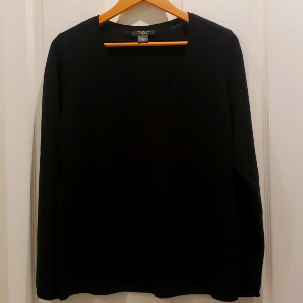 Ann Taylor 100% Cashmere, V-neck, long sleeve women's Black XL sweater.